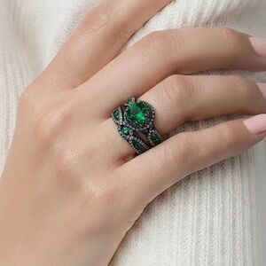 Green and Silver Women's Ring size 7